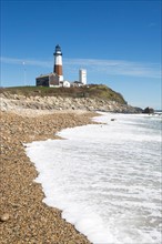 USA, New York, Long Island, Montaurk, Coastline with lighthouse. Photo: fotog