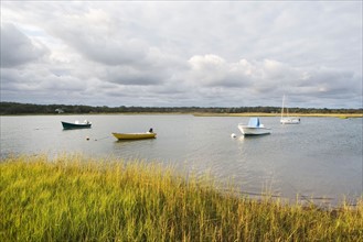 USA, New York, Long Island, East Hampton, Boats floating on lake. Photo : fotog