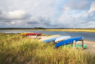 USA, New York, Long Island, East Hampton, Boats lying upside down on jetty . Photo: fotog