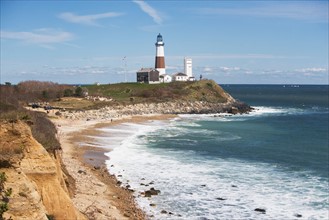 USA, New York, Long Island, Montaurk, Coastline with lighthouse. Photo : fotog