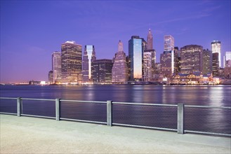 USA, New York State, New York City, City skyline at dusk. Photo : fotog