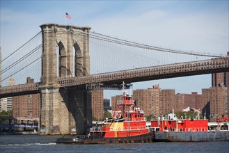 USA, New York State, New York City, Barge under Brooklyn Bridge. Photo: fotog