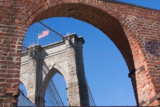 USA, New York State, New York City, Arch and Brooklyn Bridge in background. Photo : fotog
