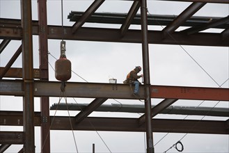 USA, New York State, New York City, Construction worker on crane. Photo : fotog