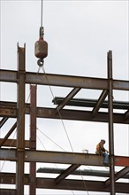 USA, New York State, New York City, Construction worker on crane. Photo: fotog