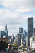 USA, New York City, Busy street with Manhattan skyline in background. Photo: fotog
