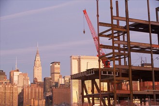 USA, New York City, Crane with unfinished structure and Manhattan skyline in background. Photo: