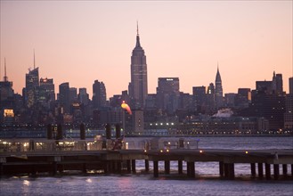USA, New York City, Hudson River and Manhattan skyline. Photo: fotog