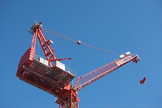 Low angle view of industrial crane. Photo: fotog