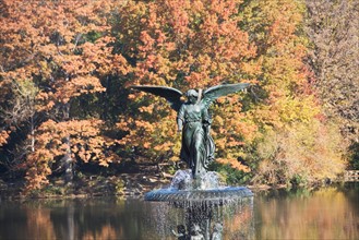 USA, New York City, Central Park, Bethesda Fountain in autumn scenery. Photo: fotog