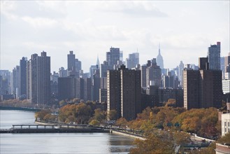 USA, New York City, View of lake in Central Park and Manhattan skyline. Photo: fotog