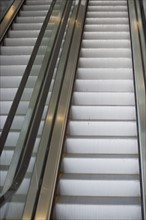 Empty escalator. Photo : fotog