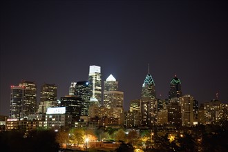 USA, Pennsylvania, Philadelphia, Skyline at night. Photo : Johannes Kroemer
