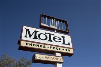 USA, Arizona, Winslow, Old motel sign. Photo : Winslow Productions
