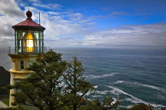 USA, Oregon, Lane County, Lighthouse and sea. Photo : Gary Weathers