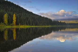 USA, Oregon, Multnomah County, Trillium Lake. Photo: Gary Weathers