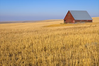USA, Oregon, Wosco county, Rural scene with solitary barn. Photo: Gary Weathers