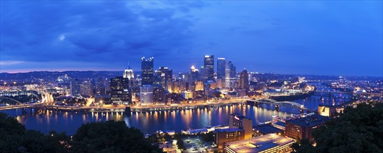USA, Pennsylvania, Pittsburgh, Skyline at dusk. Photo: Henryk Sadura
