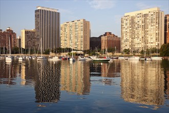 USA, Illinois, Chicago, Marina with apartment buildings. Photo: Henryk Sadura