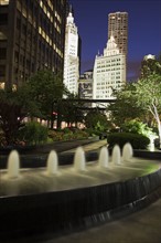 USA, Illinois, Chicago, Fountain and Wrigley Building illuminated at night. Photo: Henryk Sadura