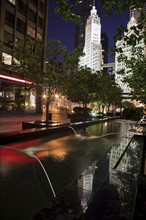 USA, Illinois, Chicago, Fountain and Wrigley Building illuminated at night. Photo: Henryk Sadura