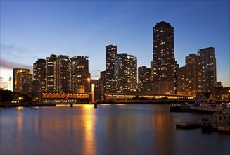 USA, Illinois, Chicago skyline at dusk. Photo: Henryk Sadura