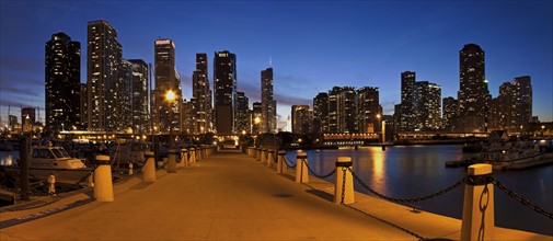 USA, Illinois, Chicago skyline at dusk. Photo: Henryk Sadura