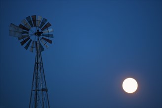 USA, Wisconsin, Windmill with full moon. Photo: Henryk Sadura