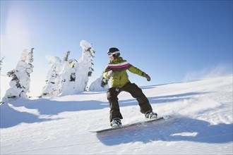 USA, Montana, Whitefish, Snowboarder on slope. Photo : Noah Clayton