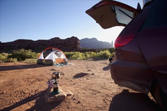 USA, Utah, Moab, Car and tent in desert. Photo : Noah Clayton