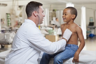 Doctor examining boy (4-5) in hospital. Photo : db2stock