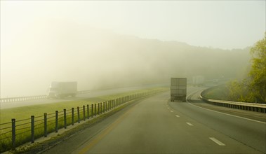 USA, Tennessee, Early morning traffic in fog. Photo: DKAR Images