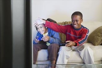 Brother and sister (10-13) playing video game. Photo : Rob Lewine