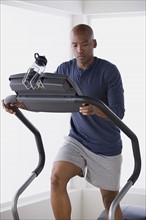 Man exercising on treadmill. Photo : Rob Lewine