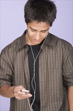 Teenage boy (16-17) listening to mp3 player. Photo : Rob Lewine