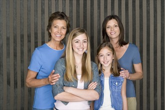 Portrait of grandmother, mother and two girls (8-9, 14-15). Photo : Rob Lewine