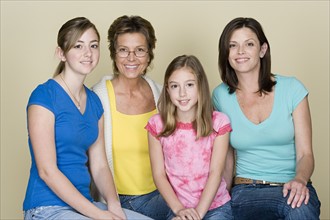 Portrait of grandmother, mother and two girls (8-9, 14-15). Photo : Rob Lewine