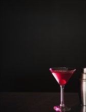 Studio shot of cocktail in martini glass. Photo : Jamie Grill