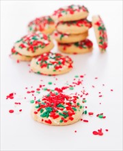 Studio Shot of christmas cookies with sprinkles. Photo : Daniel Grill
