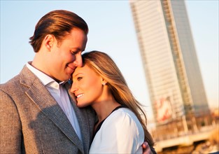 USA, New York, Long Island City, Young couple embracing outdoors. Photo : Daniel Grill