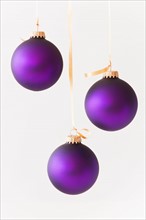 Studio shot of purple Christmas ornaments. Photo : Daniel Grill