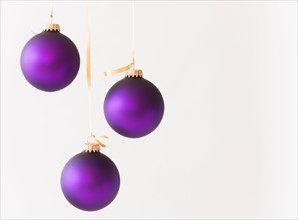 Studio shot of purple Christmas ornaments. Photo : Daniel Grill