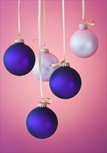 Studio shot of blue and white Christmas ornaments. Photo : Daniel Grill