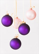Studio shot of purple and pink Christmas ornaments. Photo : Daniel Grill