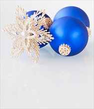 Studio shot of blue Christmas ornament. Photo : Daniel Grill