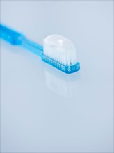 Studio shot of toothbrush. Photo : Daniel Grill
