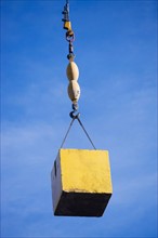 Crane hook carrying block. Photo : fotog