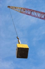 Crane hook carrying block. Photo : fotog