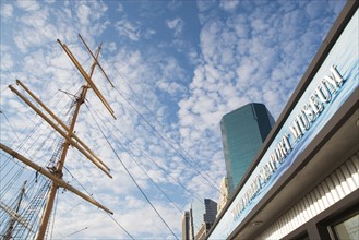 USA, New York state, New York city, low angle view of mast and facade seaport museum. Photo : fotog