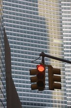 Usa, New York State, New York City, red light in front of skyscraper. Photo : fotog